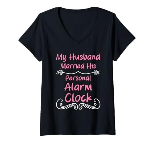 Damen My Husband Married His Personal Wecker Funny Wife T-Shirt mit V-Ausschnitt Damen My Husband Married His Personal Wecker Funny Wife T-Shirt mit V-Ausschnitt von Funny Quote Wife