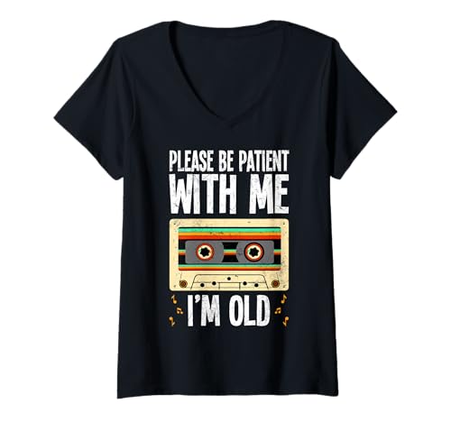 Damen Bitte hab Geduld mit Mir Ich Bin alt Funny Retro T-Shirt mit V-Ausschnitt Damen Bitte hab Geduld mit Mir Ich Bin alt Funny Retro T-Shirt mit V-Ausschnitt von Funny Quotes & Sayings