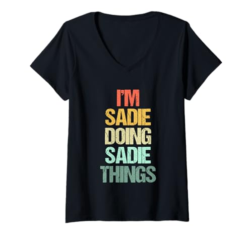 Damen I'm Sadie Doing Sadie Things - Lustiger Spruch Cute Name Sadie T-Shirt mit V-Ausschnitt von Funny Sadie Sayings & Funny Sadie Designs