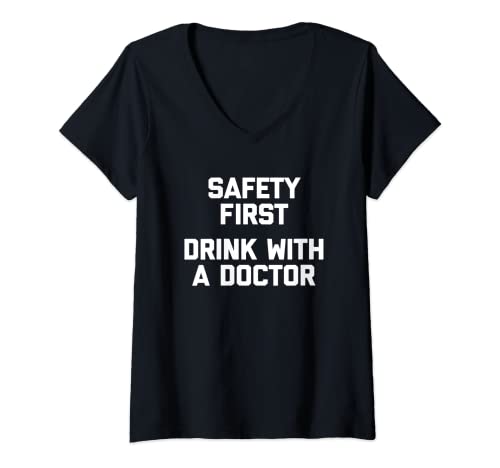 Damen Safety First, Drink With A Doctor T-Shirt mit lustigem Spruch Humor T-Shirt mit V-Ausschnitt von Funny Saying T-Shirt & Funny Shirts With Sayings
