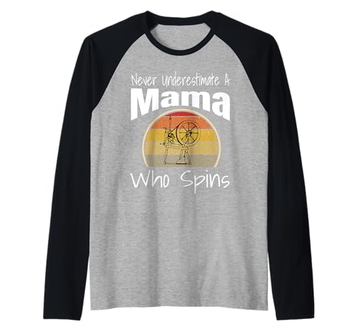 Never Underestimate a Mama Who Spins Garn Spinnrad Raglan Never Underestimate a Mama Who Spins Garn Spinnrad Raglan von Funny Spinning Yarn Gifts