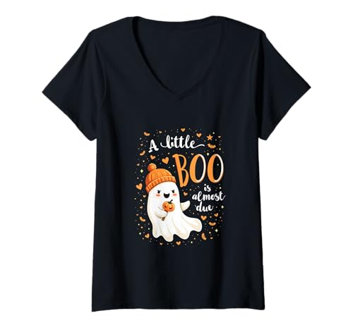 Damen Herbst Schwangerschaft Ankündigung A Little Boo is Almost Due Cute T-Shirt mit V-Ausschnitt von Funny Spooky Enthusiast Halloween Party Costume