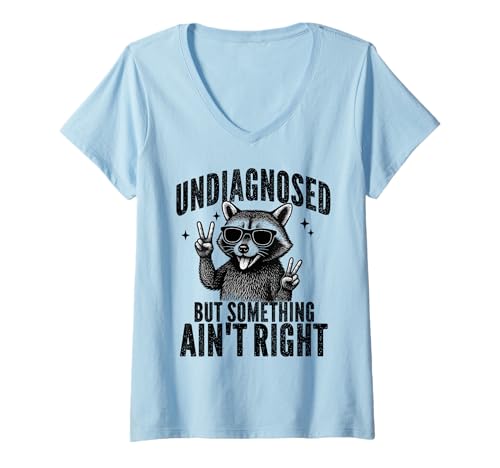 Damen Nicht diagnostiziert, Aber etwas stimmt Nicht Sarkasmus Waschbär Meme T-Shirt mit V-Ausschnitt Damen Nicht diagnostiziert, Aber etwas stimmt Nicht Sarkasmus Waschbär Meme T-Shirt mit V-Ausschnitt von Funny Undiagnosed But Something Ain't Right Tee