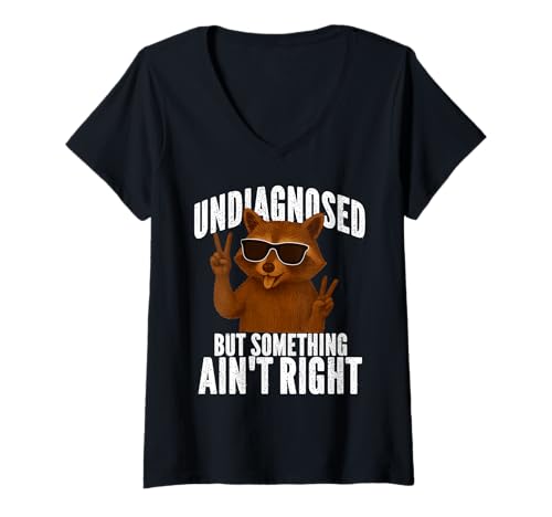 Damen Nicht diagnostiziert, Aber etwas stimmt Nicht Sarkasmus Waschbär Meme T-Shirt mit V-Ausschnitt Damen Nicht diagnostiziert, Aber etwas stimmt Nicht Sarkasmus Waschbär Meme T-Shirt mit V-Ausschnitt von Funny Undiagnosed But Something Ain't Right Tee