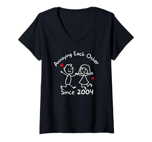 Damen Paare, die Sich seit 2004 zum Hochzeitstag gegenseitig Nerven T-Shirt mit V-Ausschnitt Damen Paare, die Sich seit 2004 zum Hochzeitstag gegenseitig Nerven T-Shirt mit V-Ausschnitt von Funny Wedding Anniversary Couples Husband And Wife