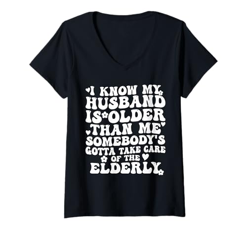 Damen Ich weiß, DASS Mein Mann älter ist, jemand muss aufpassen T-Shirt mit V-Ausschnitt Damen Ich weiß, DASS Mein Mann älter ist, jemand muss aufpassen T-Shirt mit V-Ausschnitt von Funny Wife I Know My Husband Is Older Than Me