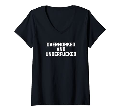 Damen Overworked & Underfucked T-Shirt Lustig Spruch sarkastische Arbeit T-Shirt mit V-Ausschnitt von Funny Work Shirt & Funny Office Job T-Shirts