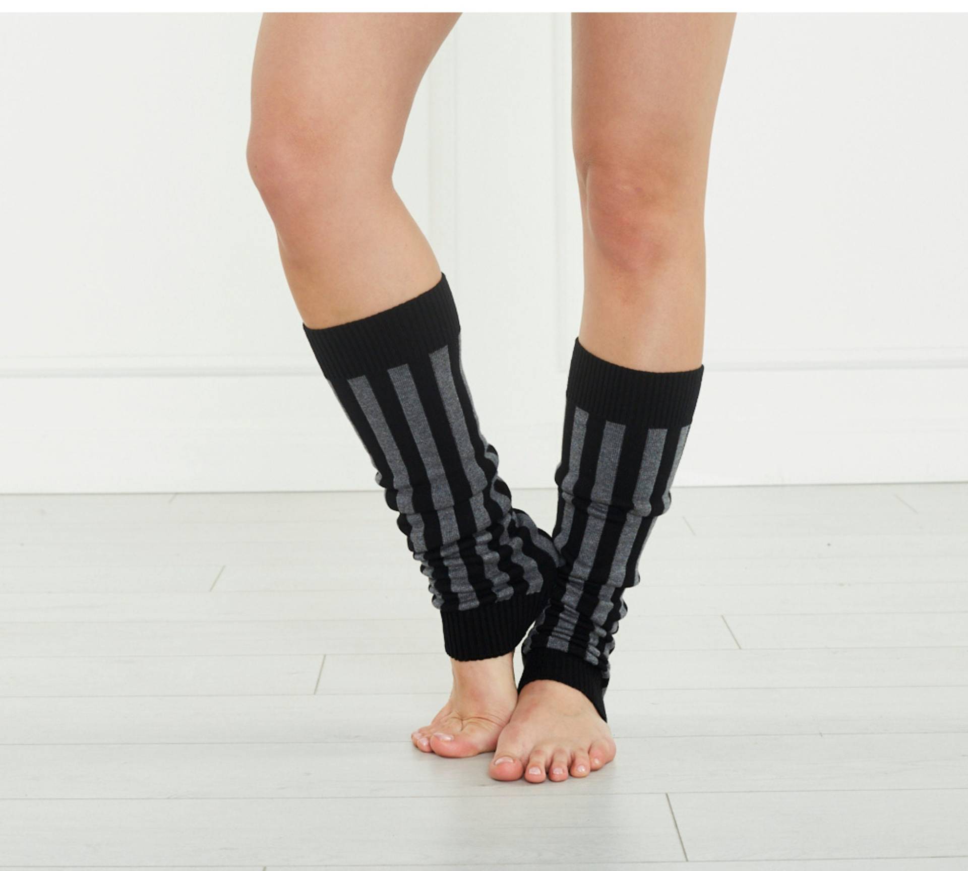 Beinwärmer Frauen, Schwarz Und Dunkelgrau Vertikal Gestreift Strick Beinwärmer, Erwachsene, Geschenk Für Sie, Valentinstag Geschenk, Yoga Socken von FunnyBear