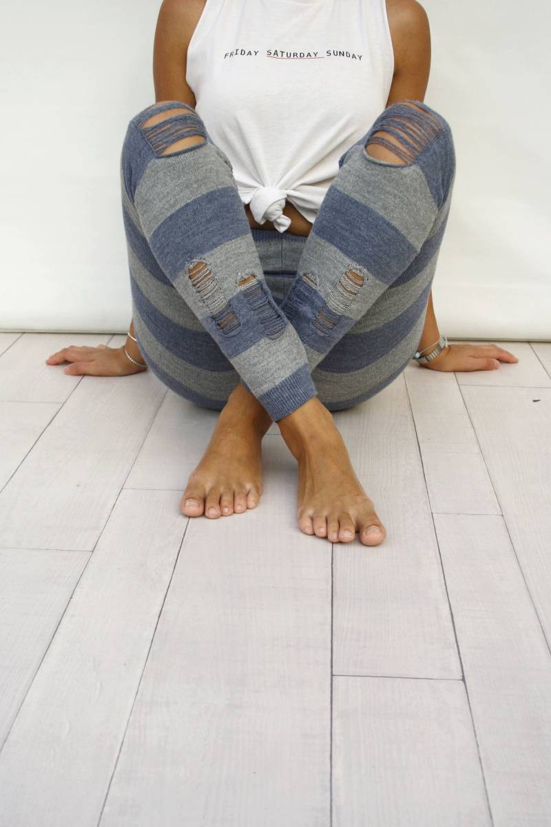 Denim Blau Und Grau Gestrickte Gestreifte Ripped Frauen Leggings, Freizeitkleidung von FunnyBear