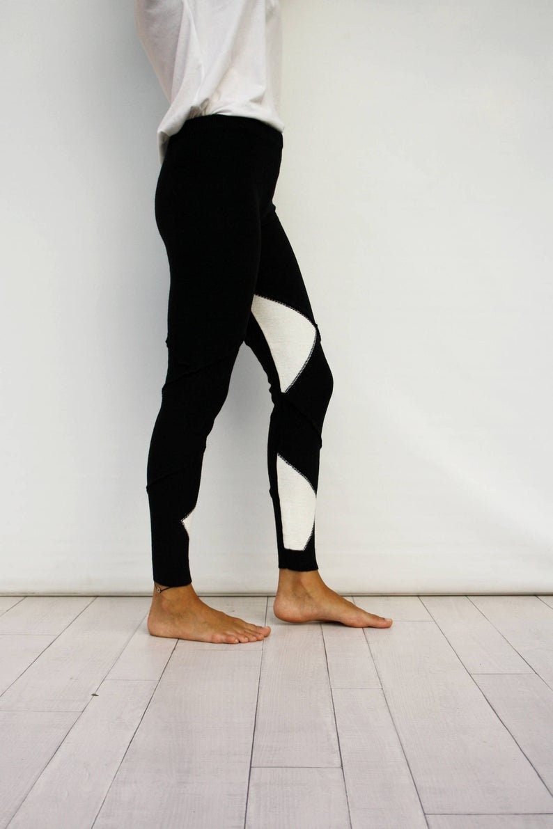 Schwarzweiße Zweifarbige Gestrickte Leggings, Valentinstaggeschenk, Geschenk Für Sie, Schwarz Und Weiß, Leggings Frauen, Einzigartige Geschenke von FunnyBear