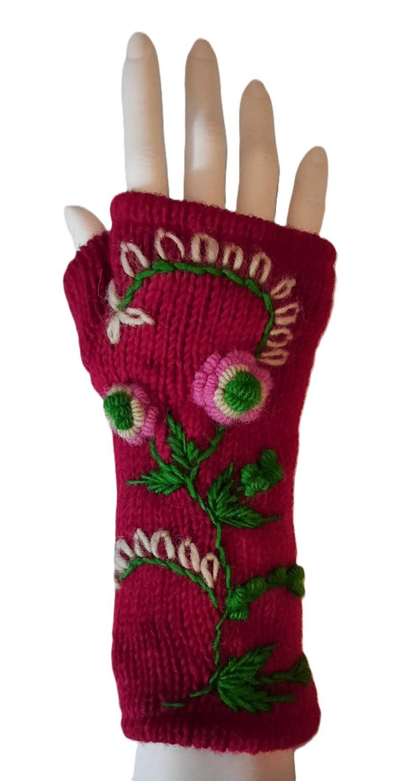 Pulswärmer Aus Wolle Mit Rosen Bestickt von FunnyGirlBerlin