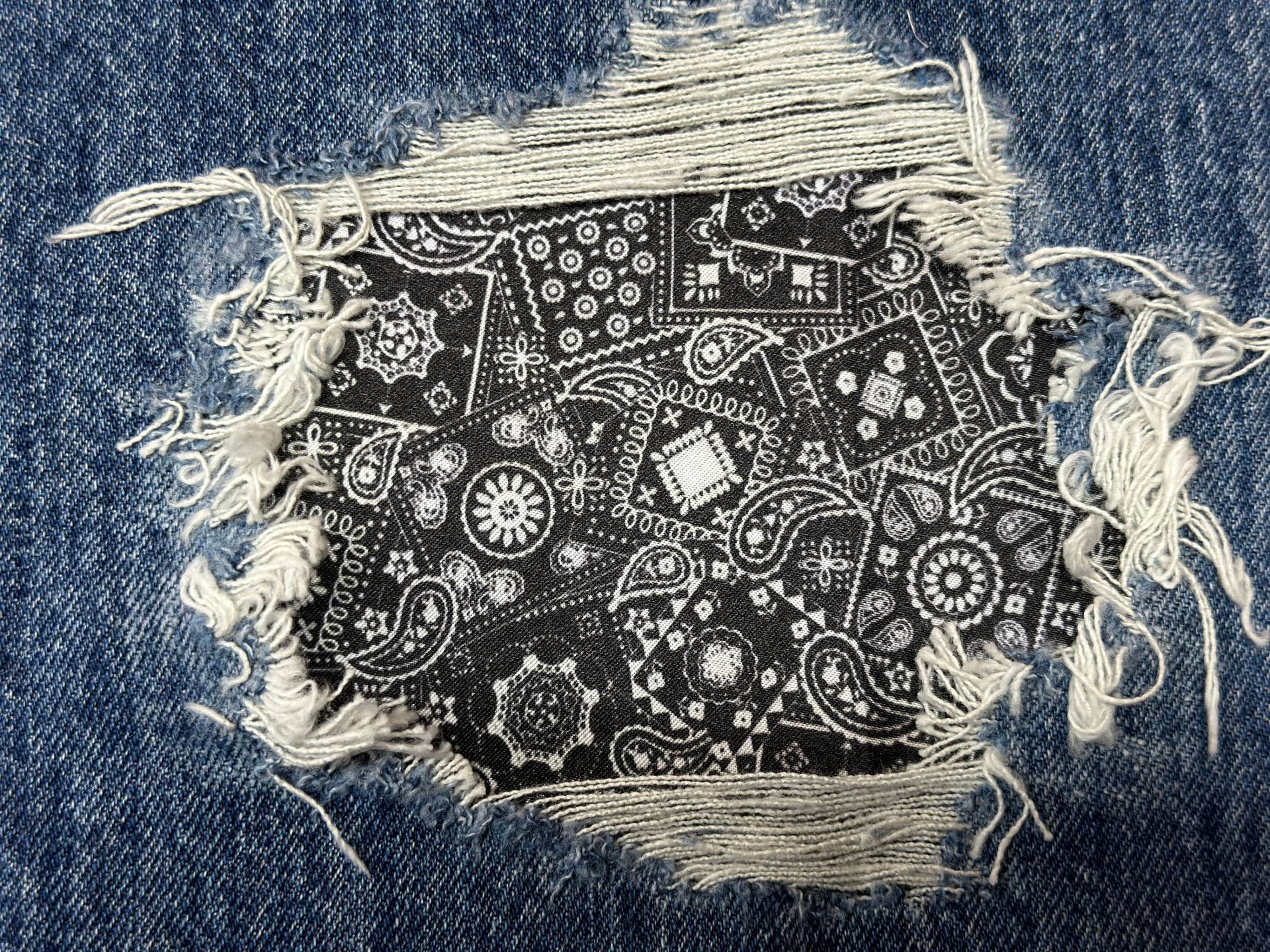 Bandana Print Stoff Patch Für Denim Löcher Schwarz Peek A Boo Patches von FunnyPatches