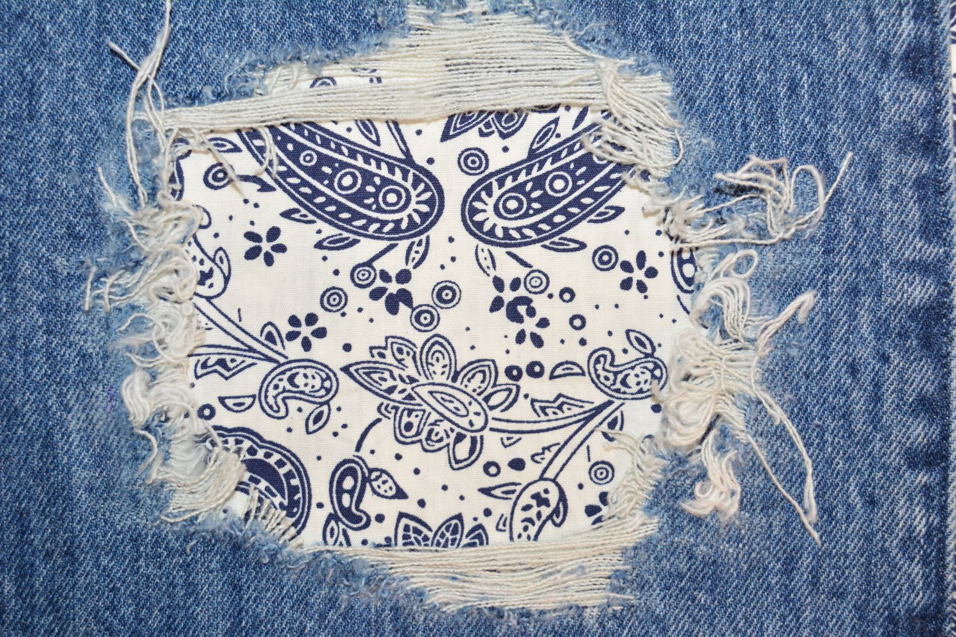 Blauer Paisley-Print Auf Weißem Hintergrund Peek A Boo Patches Up - Jeans Aufnäher Recycelt von FunnyPatches