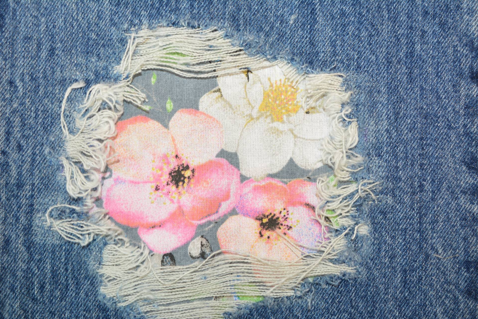 Grau Und Rosa Blumen Peek A Boo Aufnäher Zum Aufbügeln Von Bandana Stoff Patches Für Denim Löcher von FunnyPatches