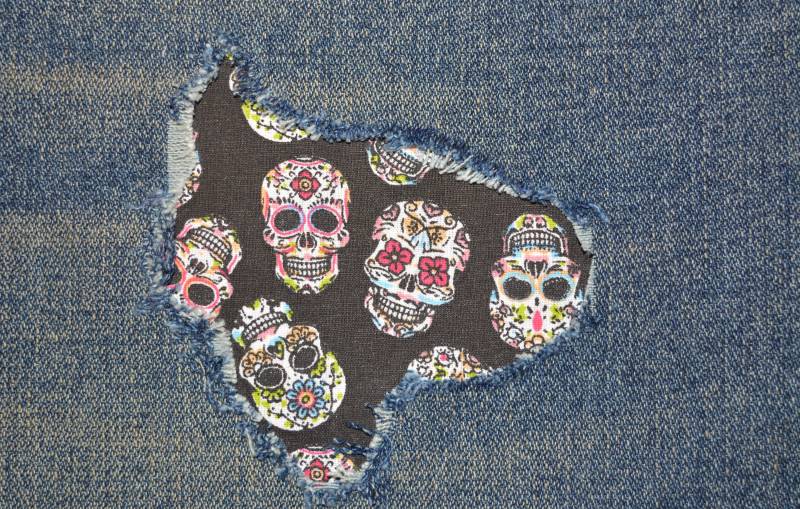 Lustige Totenkopf Aufnäher Peek A Boo Bandana Stoff Patches Für Denim Löcher Knie von FunnyPatches