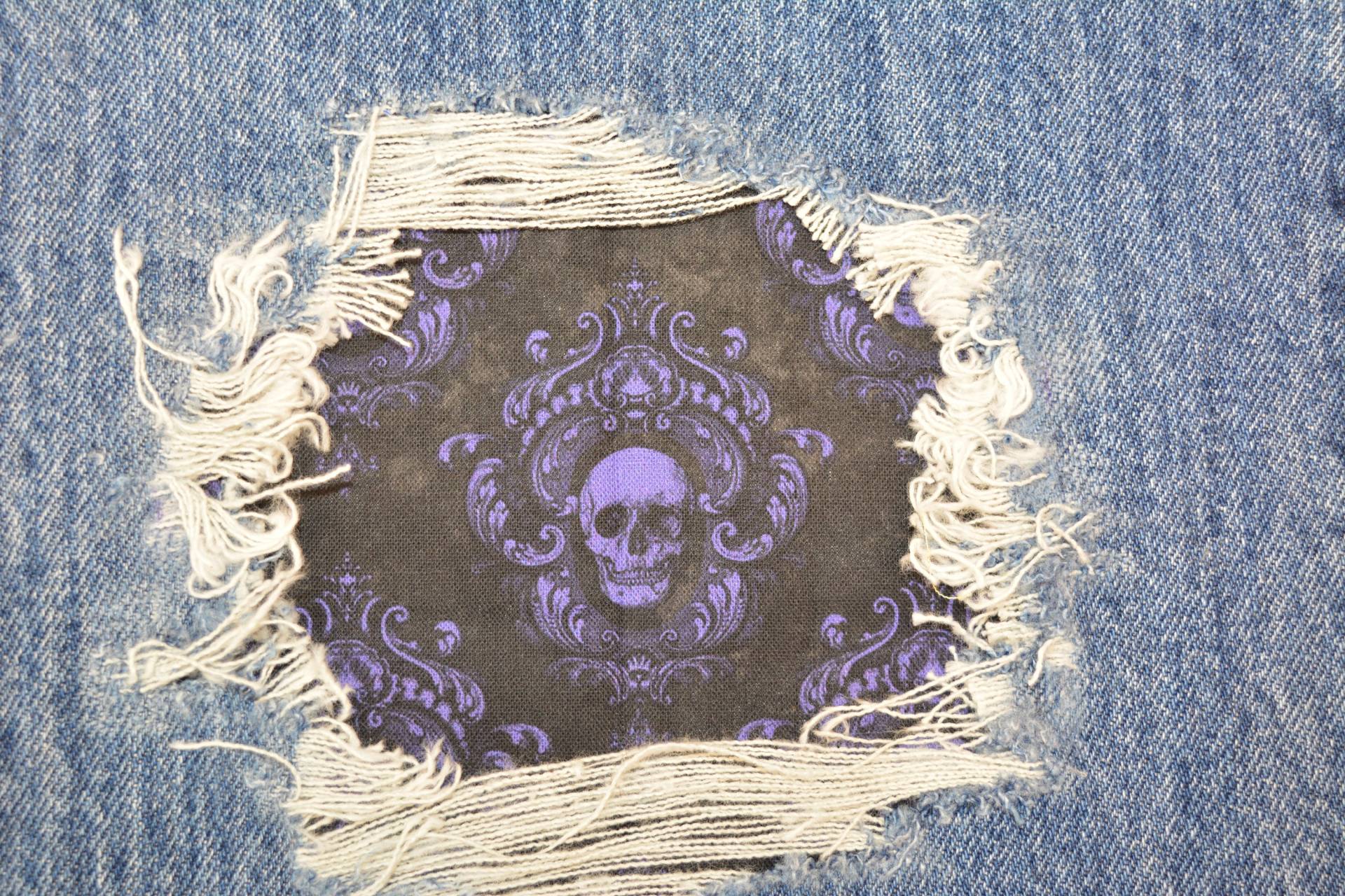 Lustiger Totenkopf Print Peek A Boo Patch Bandana Stoff Patches Für Denim Löcher von FunnyPatches