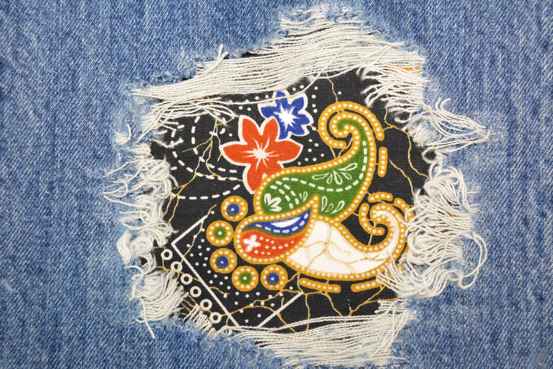 Paisley Und Blumen Peek A Boo Aufnäher Aus Baumwollstoffen Für Jeanslöcher von FunnyPatches