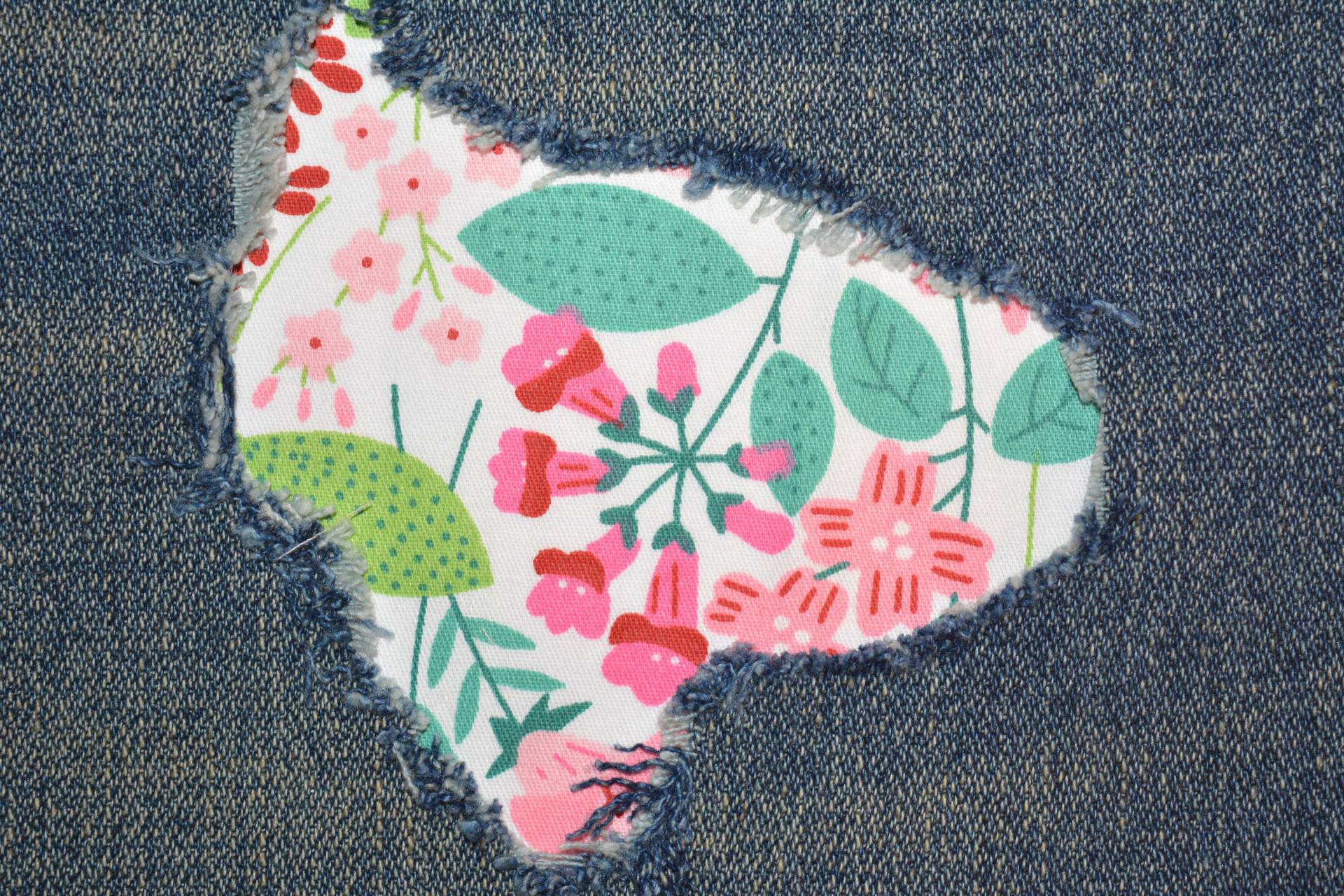 Pinke Blumen Auf Weißem Hintergrund Patches Für Jeans Löcher Peek A Boo Patch Refashion von FunnyPatches