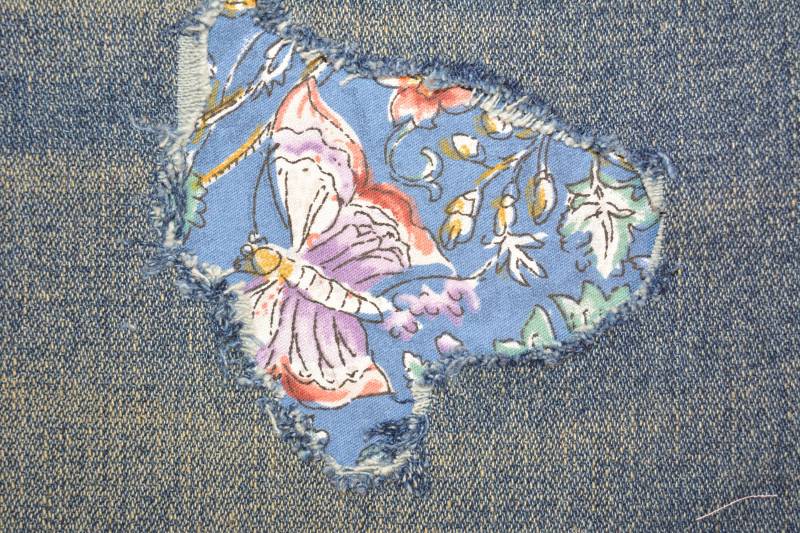 Schmetterling Und Blumen Auf Blauem Hintergrund Patches Für Denim Löcher Baumwoll Guckloch Patch Set Von 3 Größe 13 X 10 cm Knie von FunnyPatches