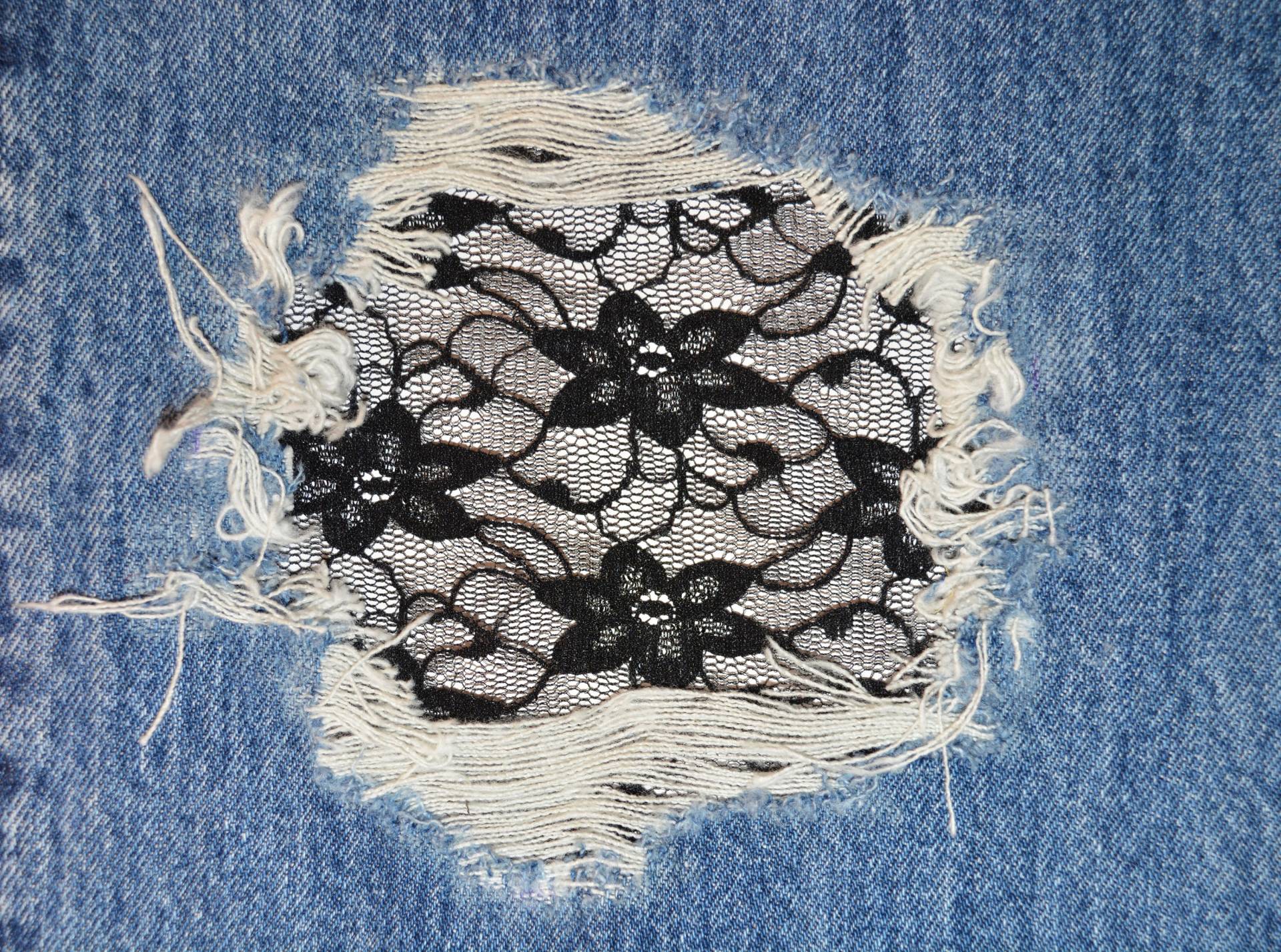 Schwarze Spitzenflicken Für Jeanslöcher. Blumen-Peek-A-Boo-Patch von FunnyPatches