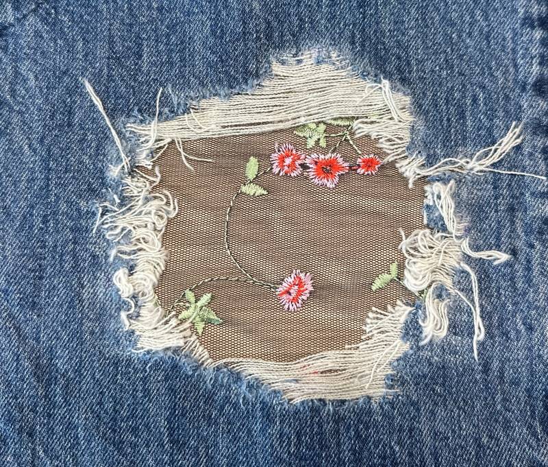 Schwarzer Gestickter Spitzenpatch Für Denimlöcher Oder Kleidungsreparatur Blumiger Peek Ein Boopatch Knieflicken von FunnyPatches