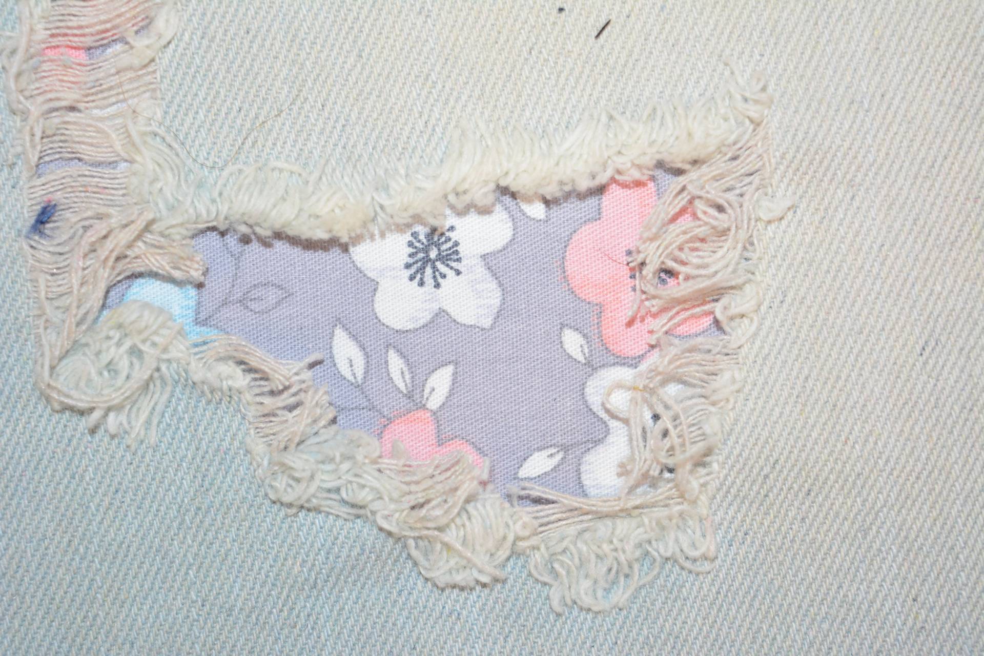 Vintage-Stil Stoff Grau Und Rosa Blumen Patches Peek A Boo 2 Einheiten 4, 5 in X Bandana Aufnäher Für Denim Löcher von FunnyPatches