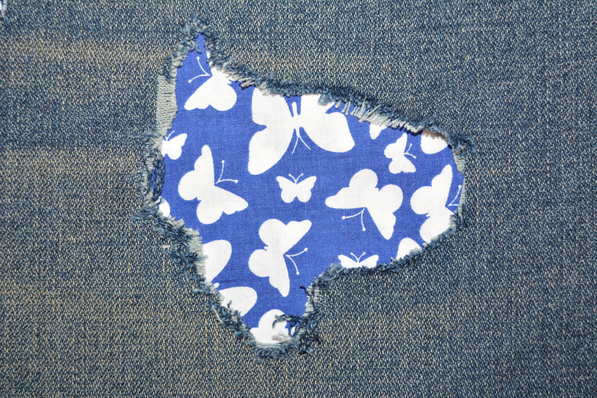 Weiße Schmetterlinge Auf Blauem Hintergrund Peek A Boo Aufnäher Zum Aufbügeln Von Bandana-stoff Für Denim-Löcher von FunnyPatches