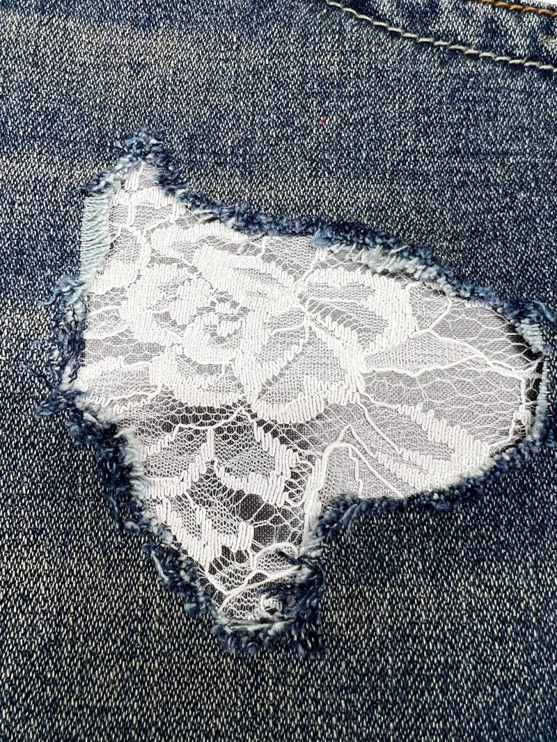 Weiße Spitze Auf Grauem Hintergrund Patches Für Denim Löcher Weiß Blumen Peek A Boo Patch Knieflicken von FunnyPatches