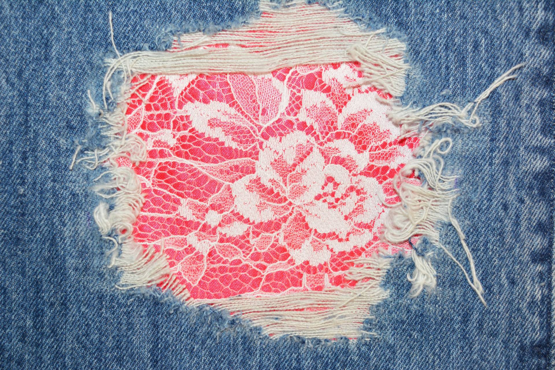 Weiße Spitze Auf Rosa Hintergrund Patches Für Denim Löcher Weiß Blumen Peek A Boo Patch von FunnyPatches