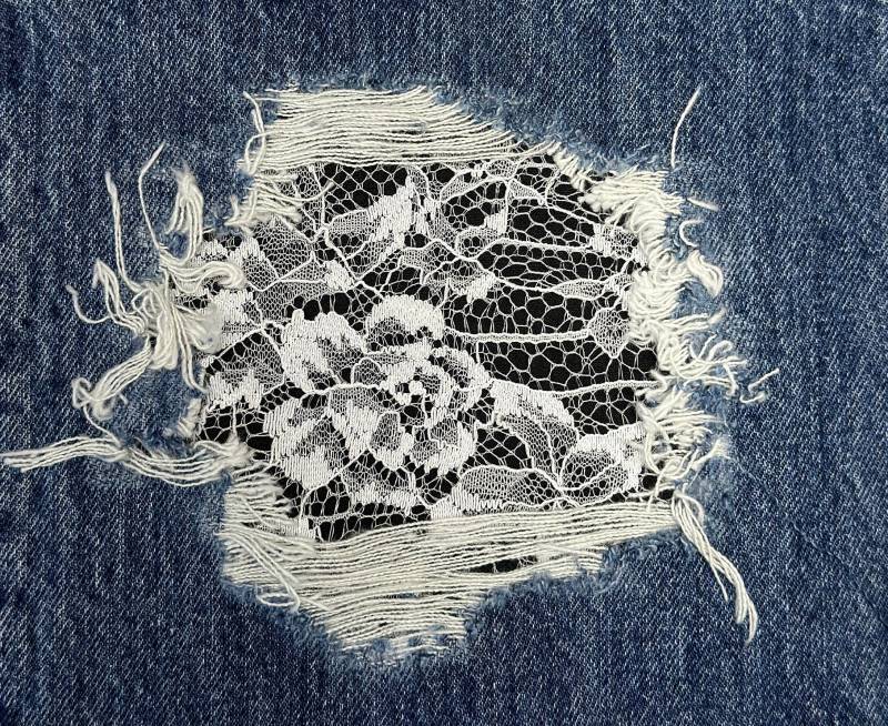 Weiße Spitze Auf Schwarzem Hintergrund Patches Für Denim Löcher Weiß Blumen Peek A Boo Patch Knieflicken von FunnyPatches