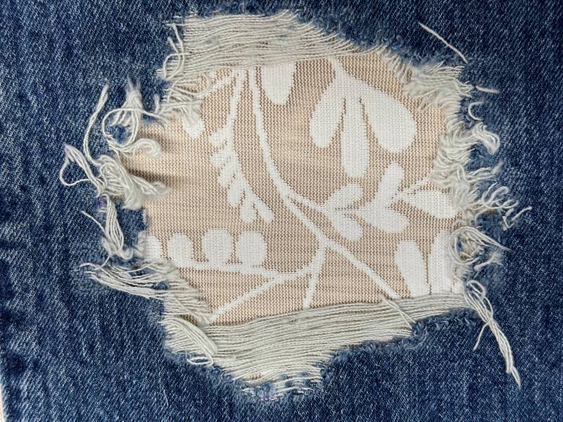 Weißer Spitzenflicken Für Denim Löcher Floraler Peek A Boo Flicken Lochflicken Knieflicken von FunnyPatches