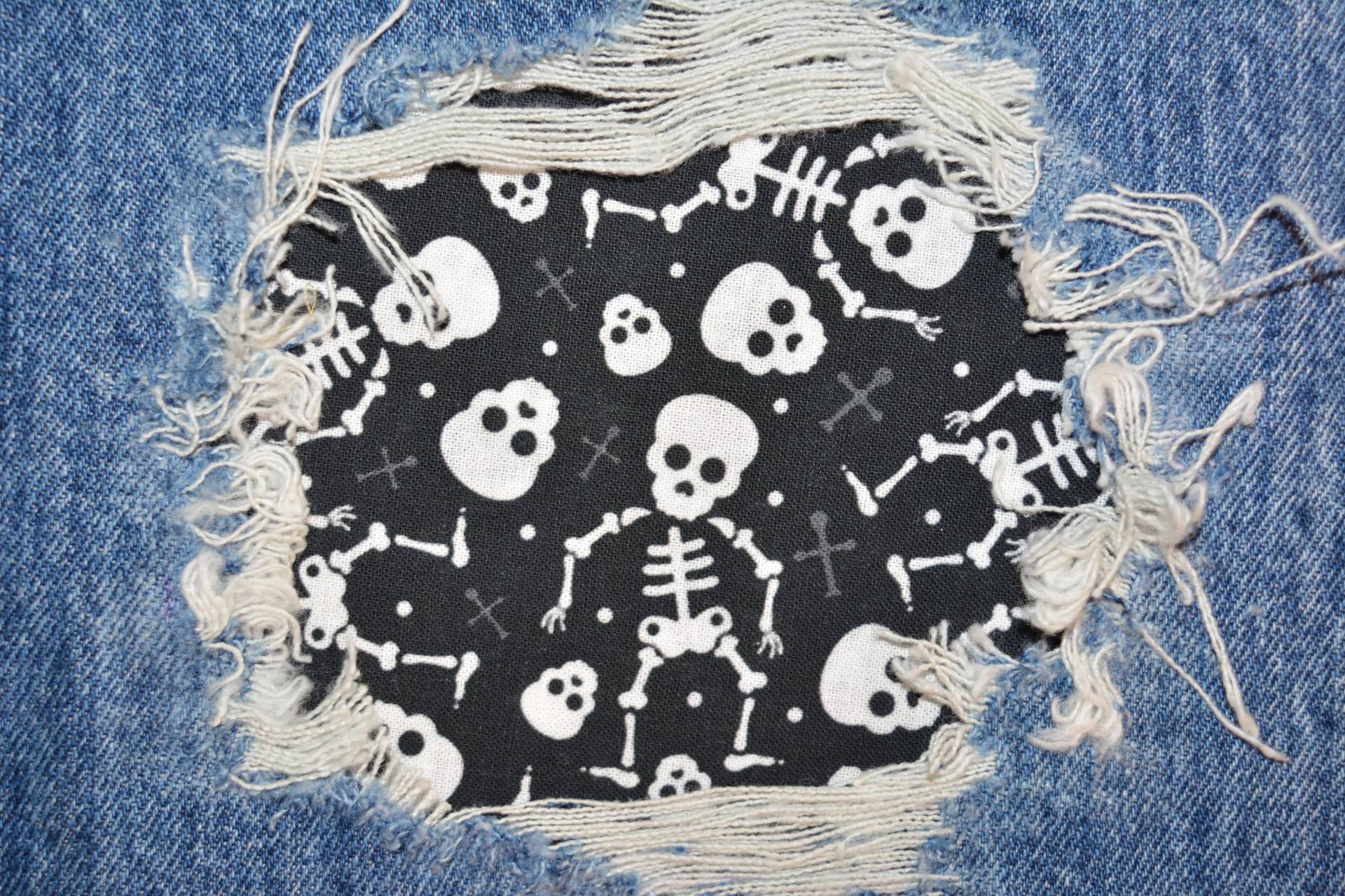 Weißer Lustiger Totenkopf Peek A Boo Flicken Aufnäher - Jeans von FunnyPatches