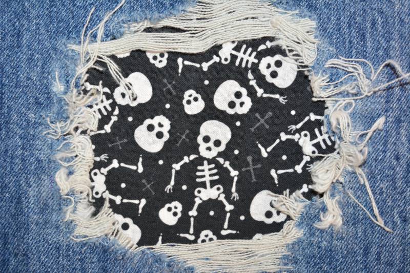 Weißer Lustiger Totenkopf Peek A Boo Flicken Aufnäher - Jeans Knieflicken von FunnyPatches