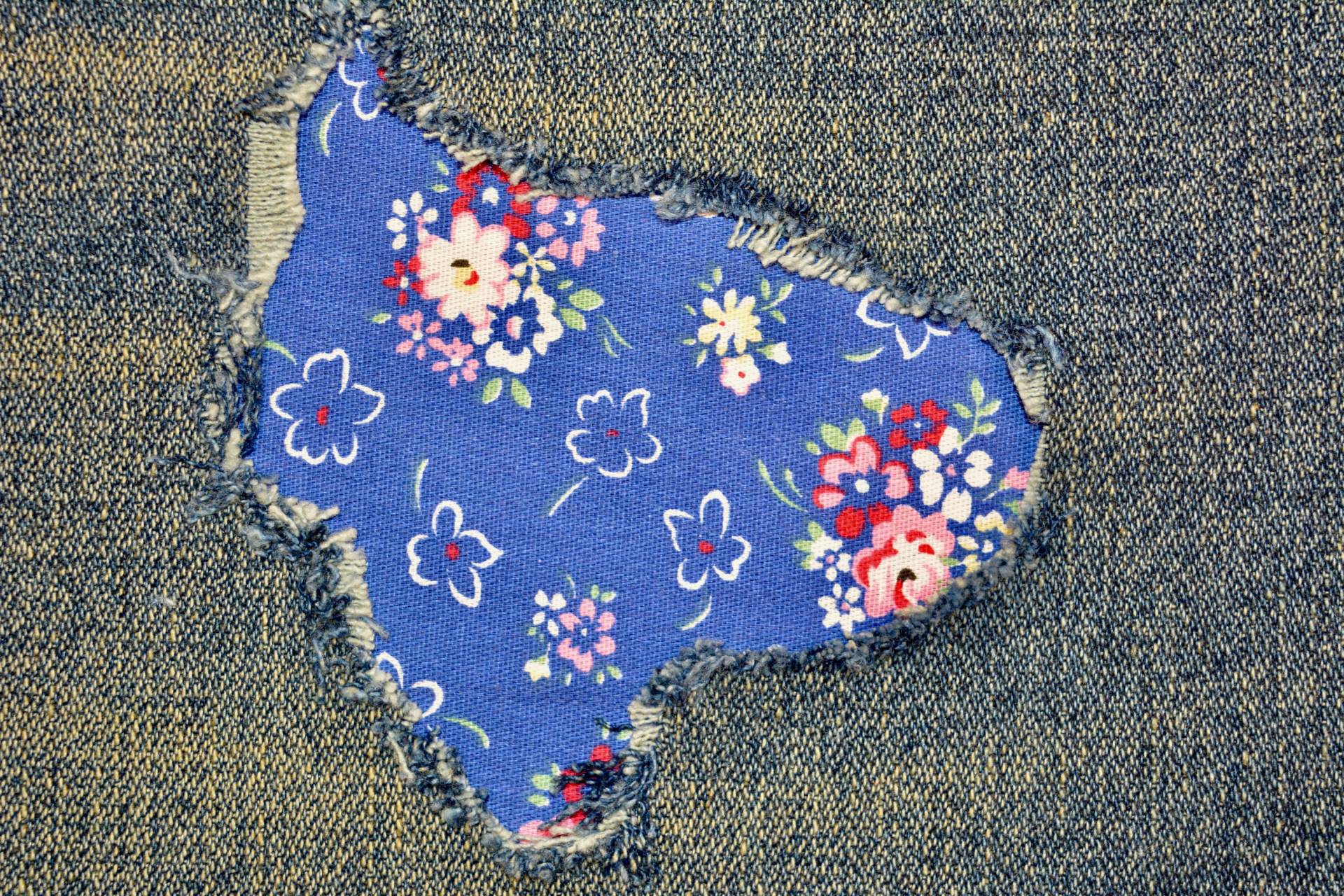 Wilde Kleine Blumen Auf Blauem Hintergrund Print Aufnäher Für Jeans Löcher Baumwoll-Peek A Boo von FunnyPatches