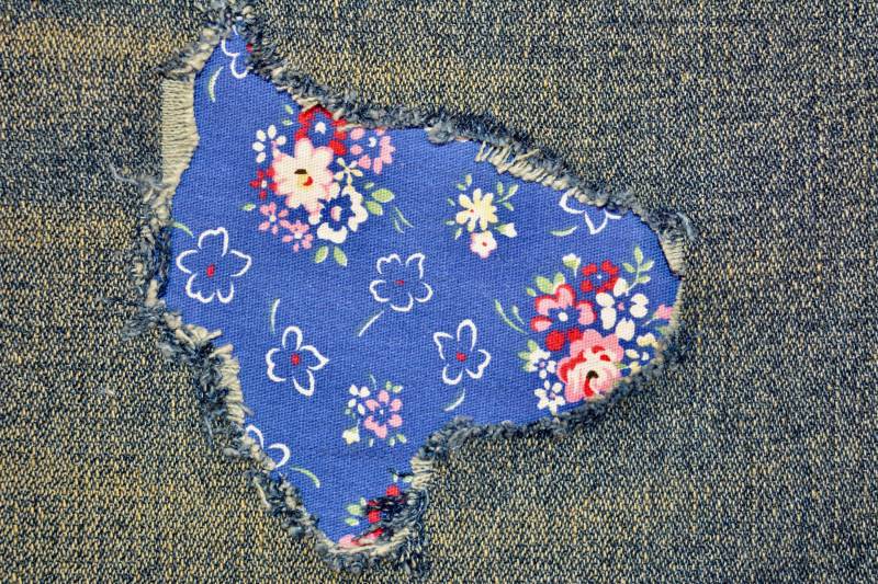 Wilde Kleine Blumen Auf Blauem Hintergrund Print Aufnäher Für Jeans Löcher Baumwoll Peek A Boo Patch Knieflicken von FunnyPatches