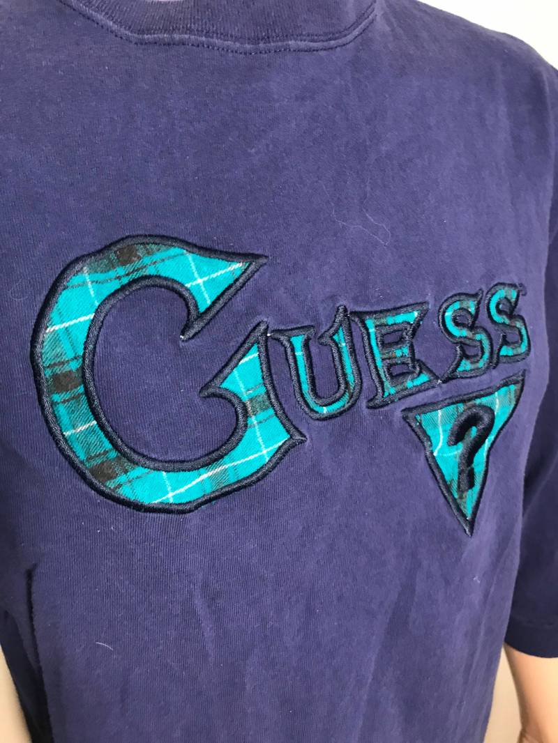 Vintage Guess Langarm T-Shirt Blau Kariertes Logo, 90S Style Vintage Guess Langarm T-Shirt Blau Kariertes Logo, 90S Style von FunnyTruckerHats