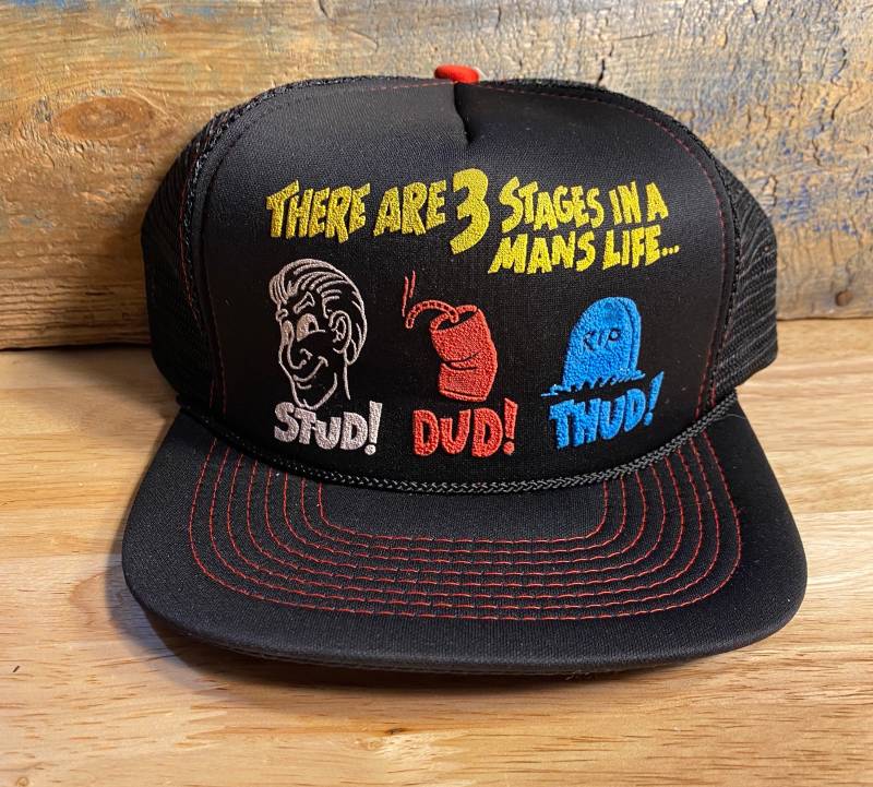 Vintage Lustiger Trucker Hut // Es Gibt 3 Stufen Im Leben Eines Mannes Stud Dud Und Thud Lustiger Männer Humor Schwarzer Snapback Spruch von FunnyTruckerHats