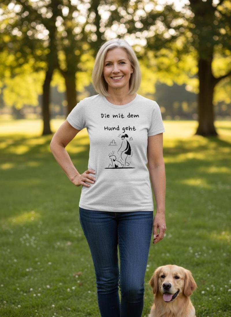Damen T-Shirt "Die Mit Dem Hund Geht' - Hundeliebhaber Geschenk Gassi-Gehen von FunnyZoomStore