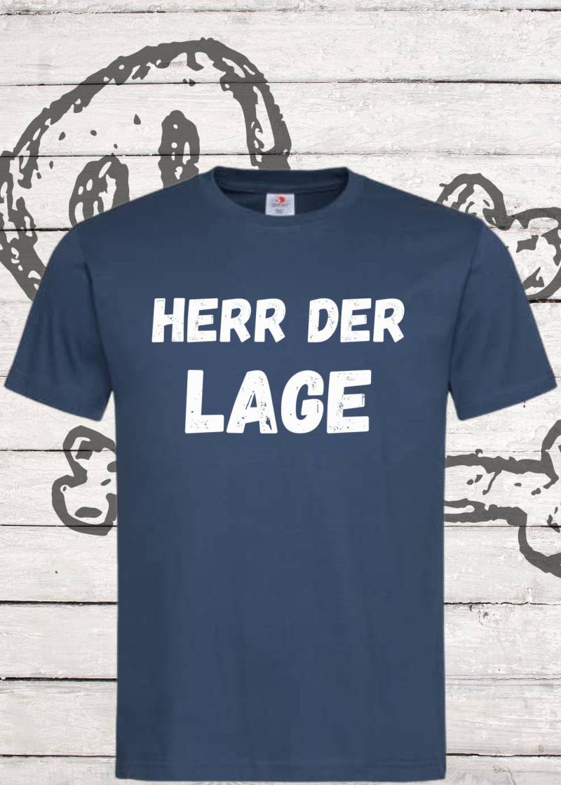 Herr Der Lage T-Shirt - Lustiger Chef Spruch | Witziges Freizeit Shirt Herr Der Lage T-Shirt - Lustiger Chef Spruch | Witziges Freizeit Shirt von FunnyZoomStore