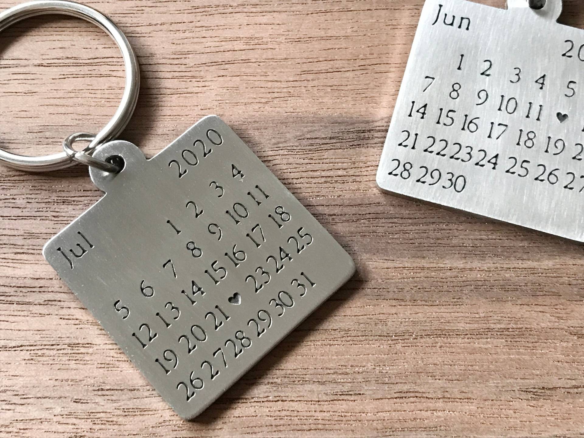 Personalisierter Kalender Schlüsselanhänger Edelstahl Datum Mit Herz von Funnymetals