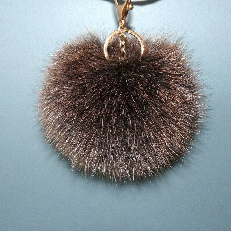 Braune Pom Schlüsselanhänger Für Frauen, Flauschiger Anhänger Taschenaccessoires, Fellbällchen Schlüsselanhänger, Fuzzy Taschenanhänger Pompom von FurAccessoriesUA