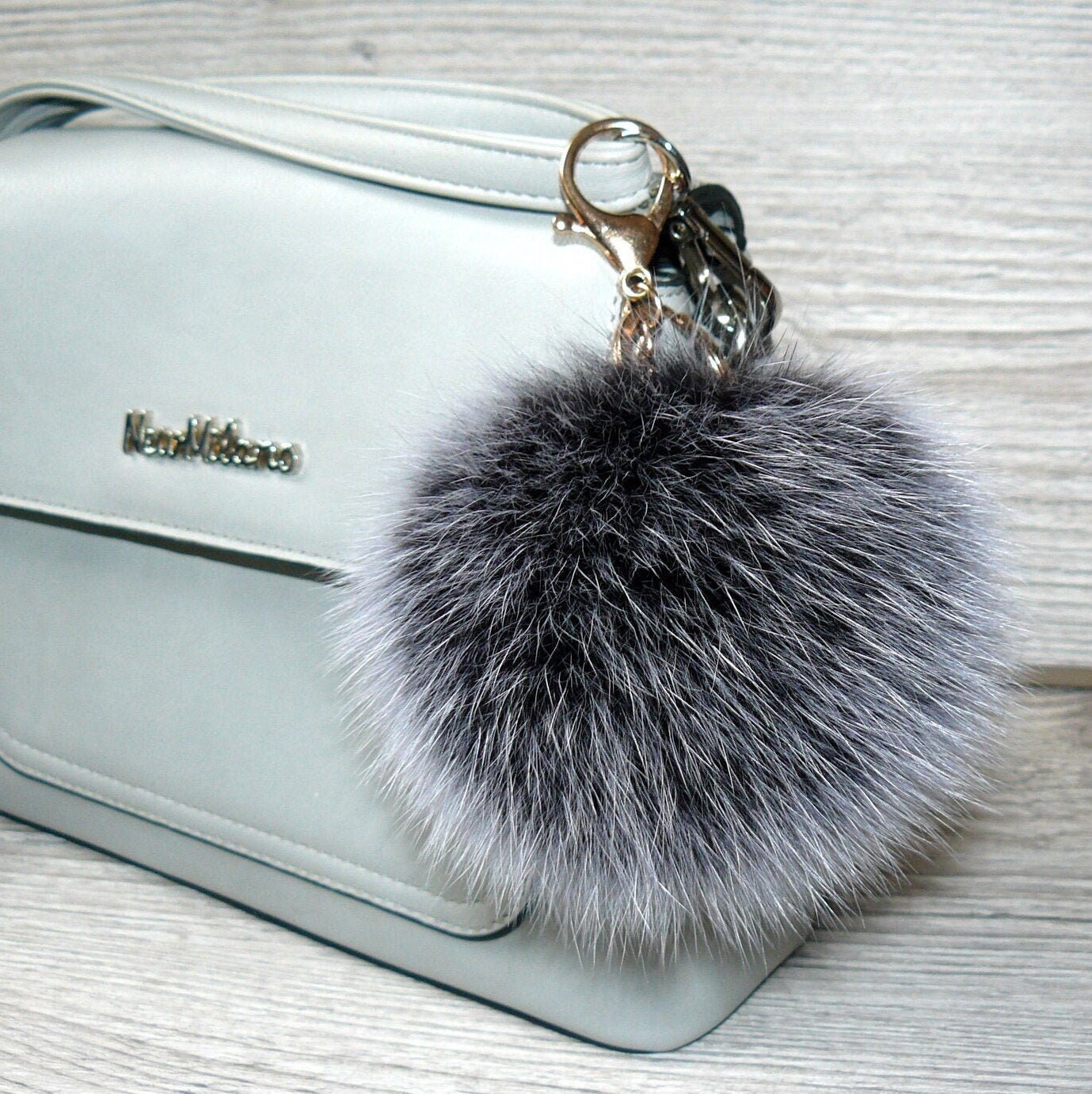 Echtpelz Pompom Schlüsselanhänger, Pelz Schlüsselanhänger Taschenanhänger, Silber Pom Pom, Ball Geschenk Für Sie, Flauschige Geldbörse Charme Echtpelz Pompom Schlüsselanhänger, Pelz Schlüsselanhänger Taschenanhänger, Silber Pom Pom, Ball Geschenk Für Sie, Flauschige Geldbörse Charme von FurAccessoriesUA