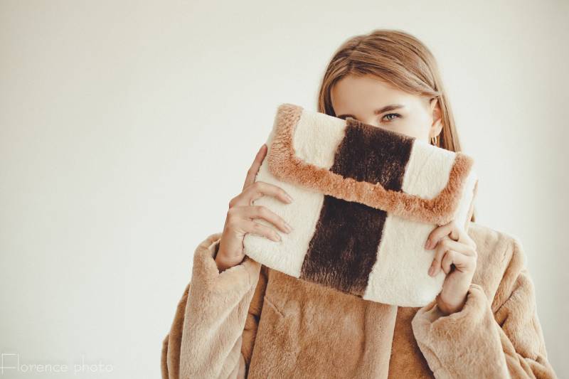 Echtpelz Clutch Für Frauen - Weiß Braun Weiche & Stilvolle Winterhandtasche von FurForestfox