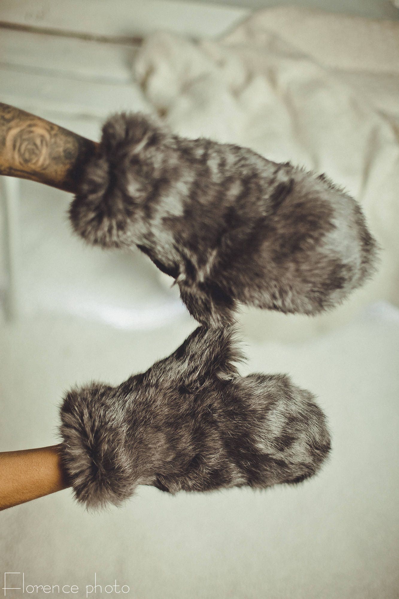 Graue Kaninchenfell-Fäustlinge - Echtpelz Winter Handschuhe Für Damen | Handgefertigte Stulpen von FurForestfox