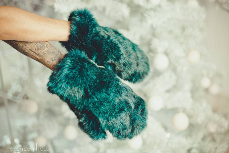 Grüne Kaninchenfell-Fäustlinge - Echtpelz Winterhandschuhe Für Damen & Herren | Ganzpelz Handstulpen von FurForestfox