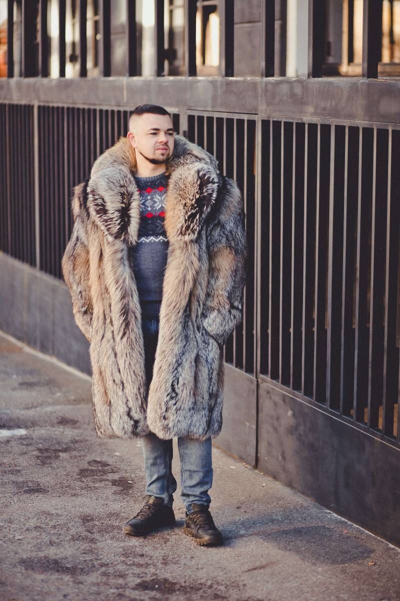 Herren Langer Silberfuchs Pelzmantel I Oversized Echtpelz Winterjacke von FurForestfox