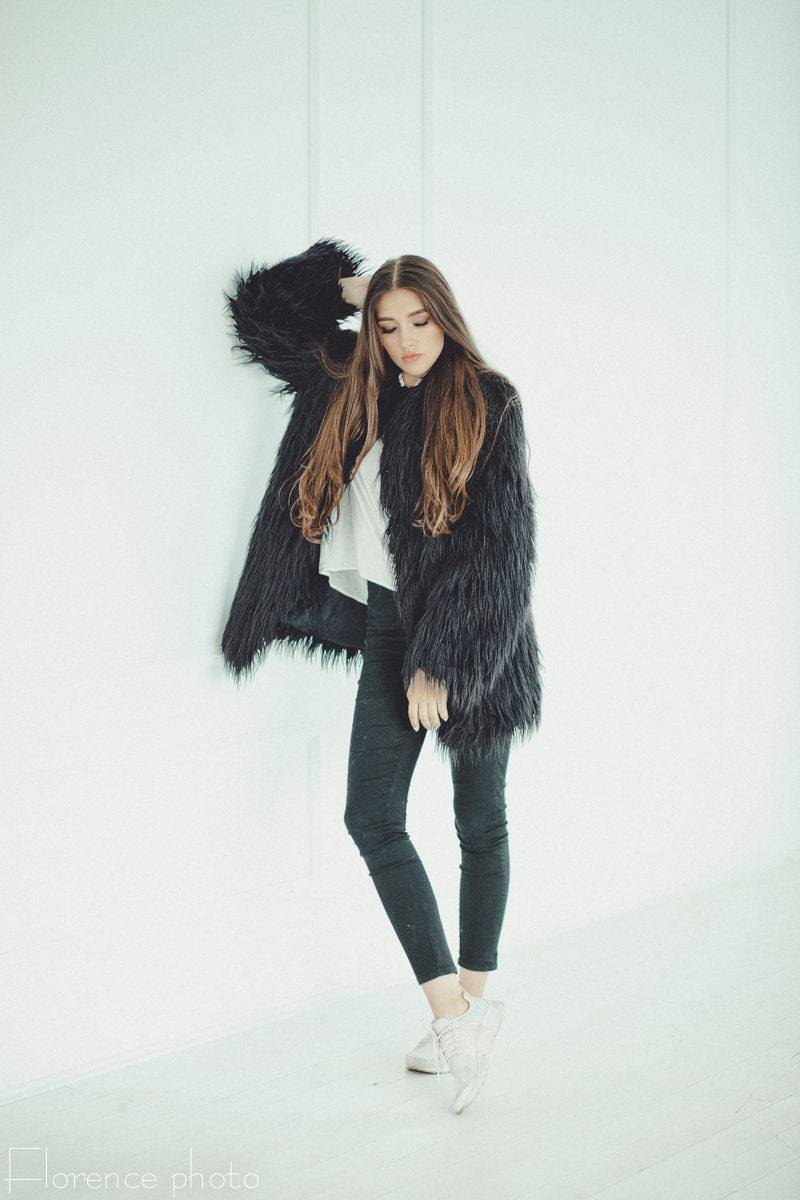 Kunstpelz Mantel - Schwarze Jacke Oversized Vegan Kleidung Damen Winter Zottelpelz Festival von FurForestfox