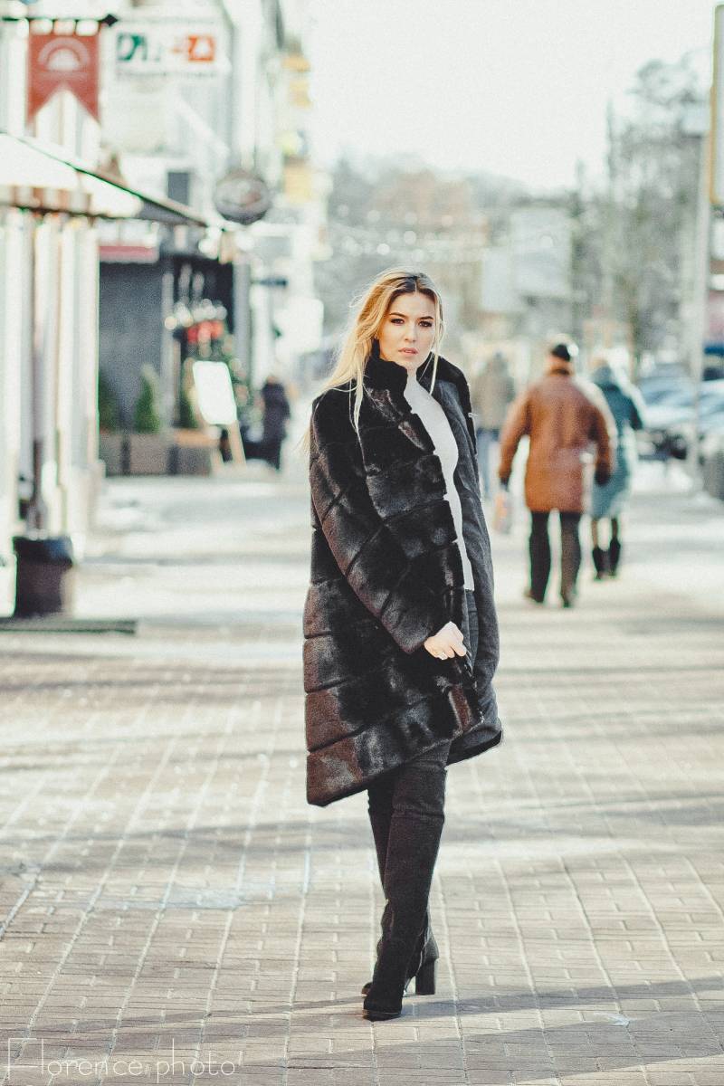 Schwarzer Otter Pelzmantel Für Frauen | Echtpelz Winterjacke Handgefertigte Luxus Oberbekleidung Geschenk Sie von FurForestfox