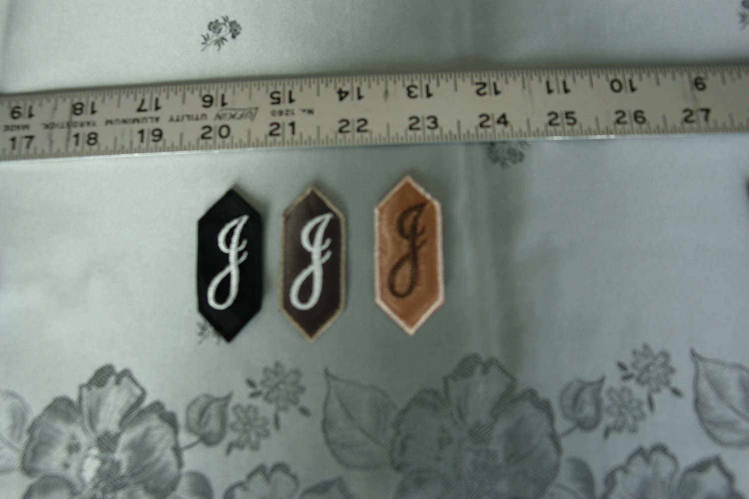 Bestickt Monogrammed Initial - J von FurUsedGold