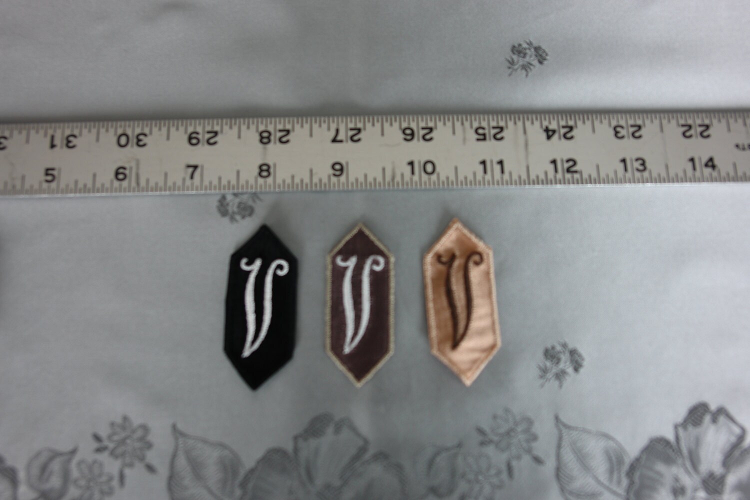 Bestickt Monogrammed Initial - V von FurUsedGold